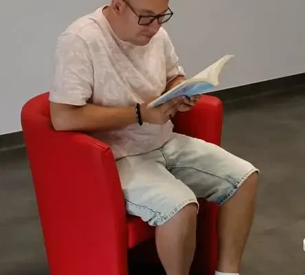 Literacki wtorek w bibliotece: Jurek z „Persona non grata” znów bawi czytelników