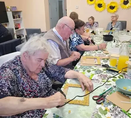 Seniorzy z DDP Bukowiec tworzą ramki na wakacyjne wspomnienia