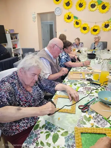 Seniorzy z DDP Bukowiec tworzą ramki na wakacyjne wspomnienia