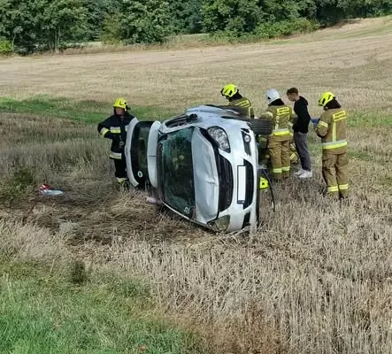 Samochód osobowy wypadł z drogi w Zbrachlinie. Interweniowały służby ratunkowe