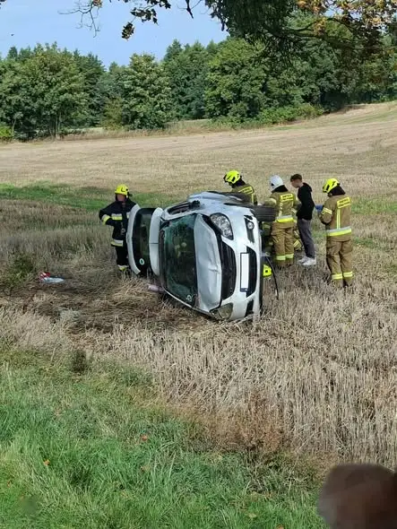 Samochód osobowy wypadł z drogi w Zbrachlinie. Interweniowały służby ratunkowe