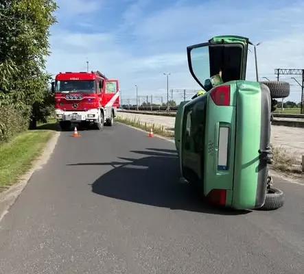 Pruszcz: samochód osobowy przewrócił się na bok — interweniowały OSP Pruszcz i OSP Brzeźno