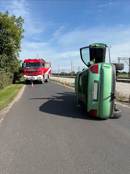 Pruszcz: samochód osobowy przewrócił się na bok — interweniowały OSP Pruszcz i OSP Brzeźno
