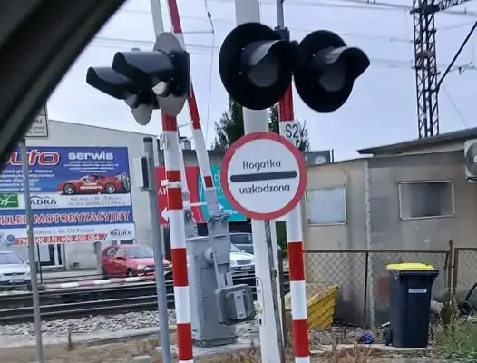Uszkodzone rogatki na przejeździe kolejowym przy ul. Głównej — apel o ostrożność