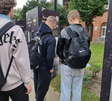 Uczniowie z Świecia na otwarciu wystawy o germanizacji Pomorza