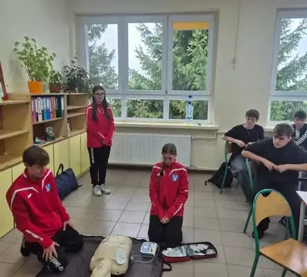 Młodzieżowa Drużyna Pożarnicza ze Świekatowa uczyła uczniów pierwszej pomocy