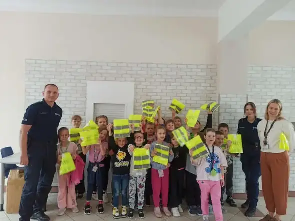 Pierwszaki otrzymały odblaskowe kamizelki po spotkaniu z policją