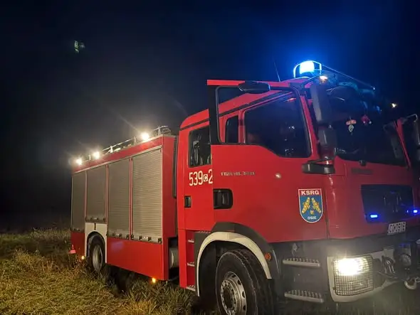 Pożar maszyny rolniczej w Osiu – szybka reakcja zapobiegła stratom