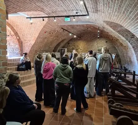 Uczniowie ze Świecia odkrywali historię w krajobrazie na zamku