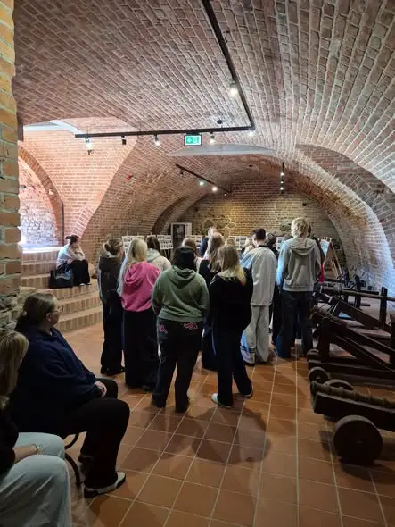 Uczniowie ze Świecia odkrywali historię w krajobrazie na zamku