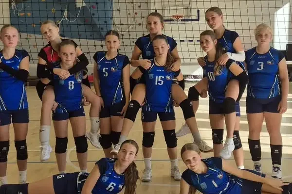 Siatkarskie młodziczki ze Lnianego rozpoczęły sezon od drugiego miejsca w Toruniu