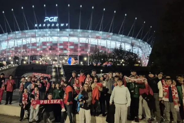 Młodzi piłkarze z Warlubia na meczu Polski z Bośnią i Hercegowiną