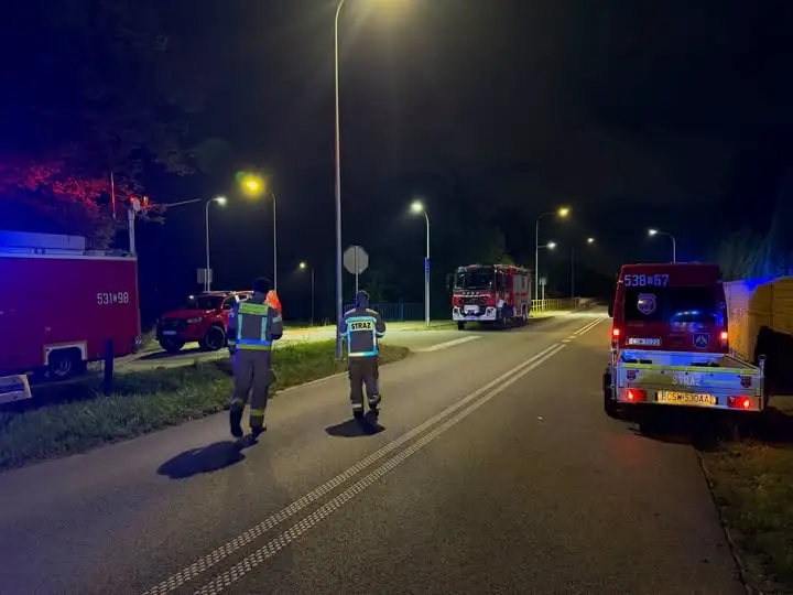 Nocna akcja służb w Sulnówku – strażacy wspierali policję