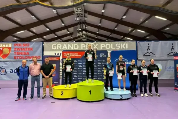 Kasia Rajkowska na podium I Grand Prix Polski Seniorek w tenisie stołowym