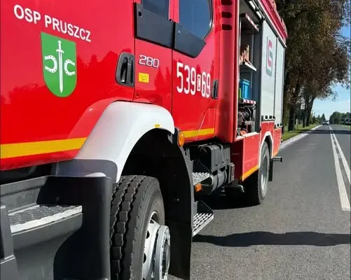 Plama oleju na drodze w Pruszczu – Łowinie. Interweniowały dwa zastępy OSP