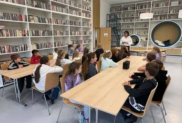 Lekcja biblioteczna w Drzycimiu: czwartoklasiści odkrywali tajniki pracy bibliotekarza