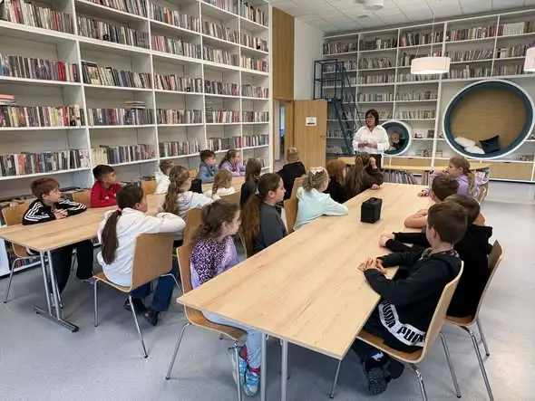 Lekcja biblioteczna w Drzycimiu: czwartoklasiści odkrywali tajniki pracy bibliotekarza