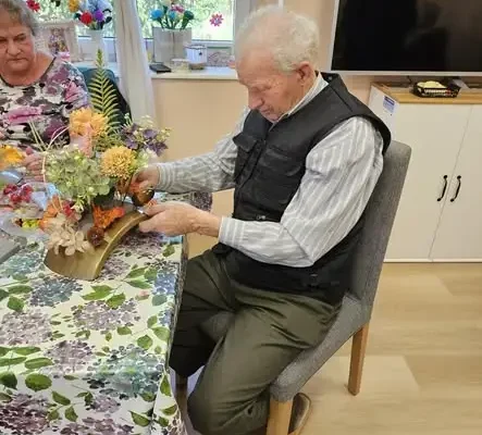 Seniorzy z DDP w Bukowcu tworzą jesienne kompozycje florystyczne