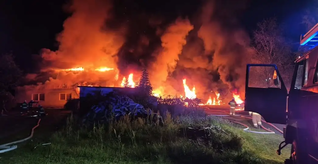 Nocna akcja strażaków z OSP Lniano – pożar garażu w Lnianku
