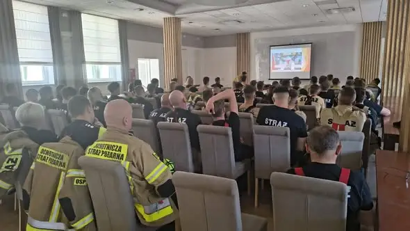 Ćwiczenia strażackie w Bukowcu: doskonalenie podawania wody na duże odległości