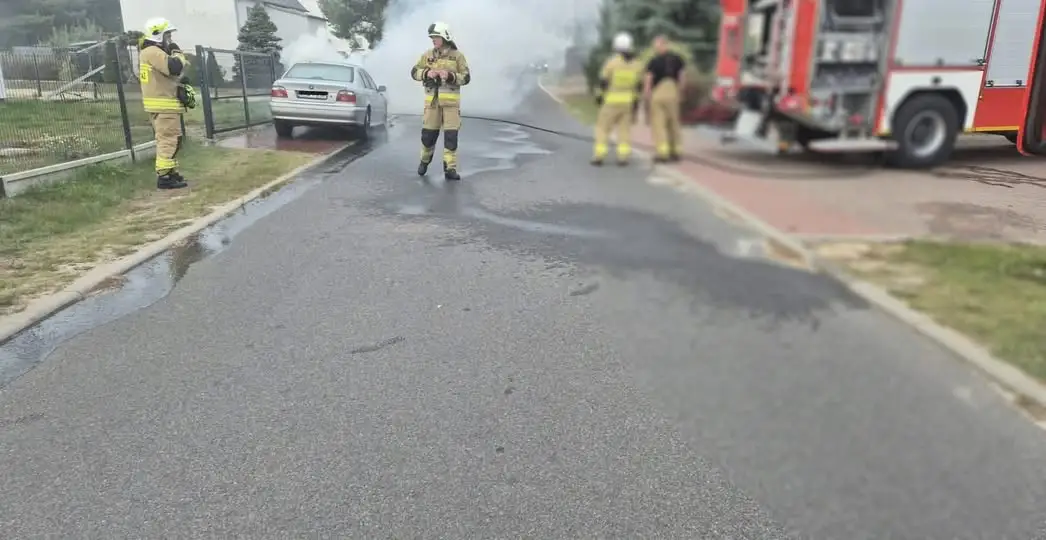 Pożar samochodu w Jędrzejewie – akcja OSP