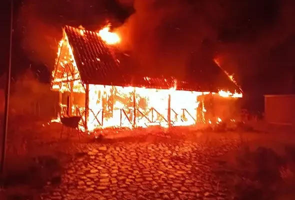Pożar drewnianego budynku rekreacyjnego w Żurze – akcja strażaków utrudniona przez zamkniętą bramę