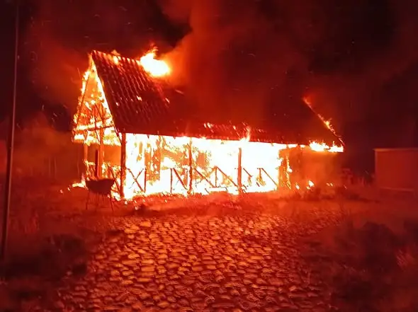 Pożar drewnianego budynku rekreacyjnego w Żurze – akcja strażaków utrudniona przez zamkniętą bramę