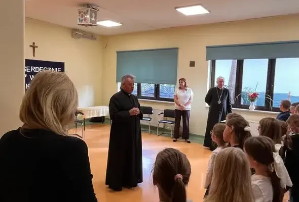 Biskup Pelpliński Ryszard Kasyna odwiedził uczniów w Jutrzence