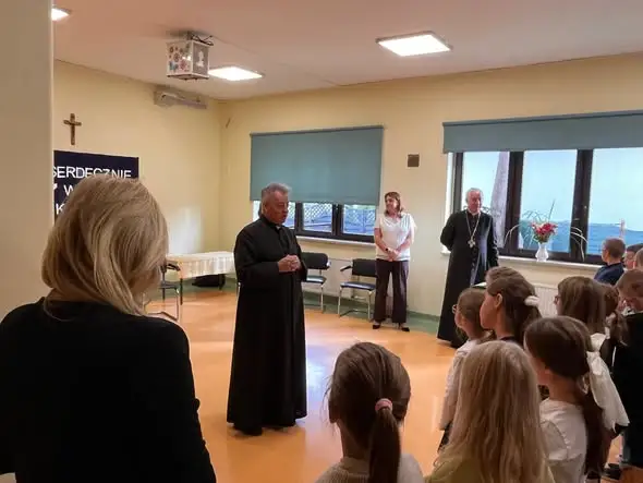 Biskup Pelpliński Ryszard Kasyna odwiedził uczniów w Jutrzence