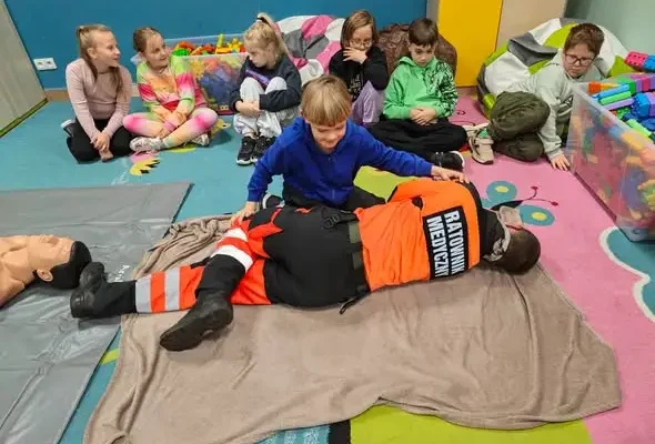 Wieczornica „Czytamy z sercem” w szkole – dzień pełen wiedzy i zdrowych smaków