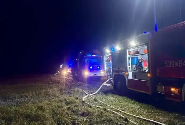 Pożar domu w Żurze – akcja gaśnicza z zaopatrzeniem wodnym z Wdy
