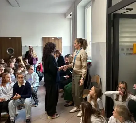 Dzień Edukacji Narodowej w szkole w Wosiu – występ klasy 4c i spektakl kukiełkowy po angielsku