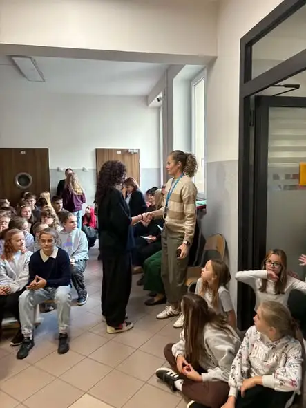 Dzień Edukacji Narodowej w szkole w Wosiu – występ klasy 4c i spektakl kukiełkowy po angielsku