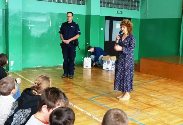 Policjant w szkole uczył dzieci, jak reagować w sytuacji zagrożenia