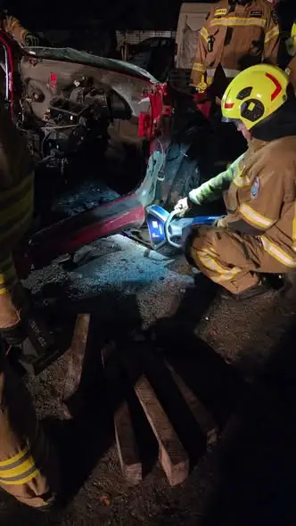 Ćwiczenia ratownictwa technicznego w Warłubiu – stabilizacja pojazdów i wydobywanie poszkodowanych