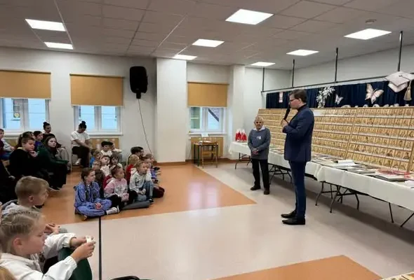 Pirograficzny poczet papieży w szkole – niezwykła lekcja sztuki i historii
