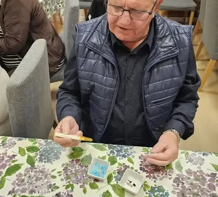Warsztaty biżuterii w DDP Bukowiec – seniorzy tworzyli własne ozdoby