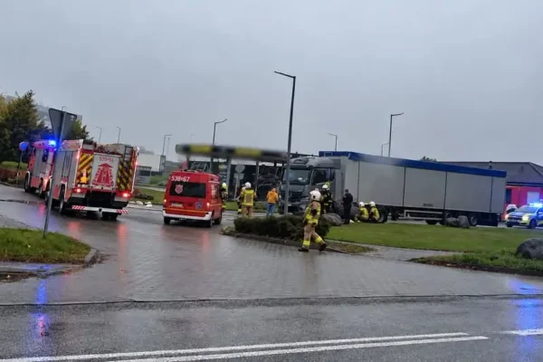 Pożar ciężarówki w Osiu – akcja strażaków z OSP i JRG