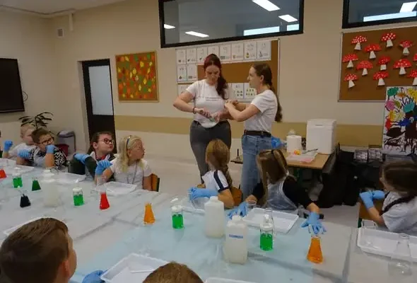 Suchy lód i tajemnicze mgły – warsztaty chemiczne w szkole