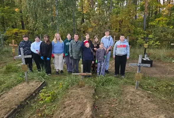 Harcerze z Hufca Świecie uporządkowali zapomniane groby w Przechowie