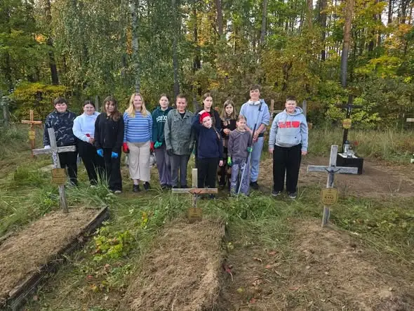Harcerze z Hufca Świecie uporządkowali zapomniane groby w Przechowie