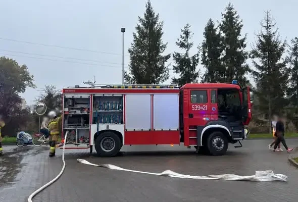 Pożar ciężarówki w Osiu — strażacy opanowali ogień i zabezpieczyli wyciek oleju
