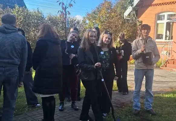 Młodzież z Mniszka sadziła drzewa i uczyła się o pszczołach