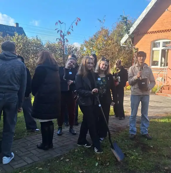 Młodzież z Mniszka sadziła drzewa i uczyła się o pszczołach