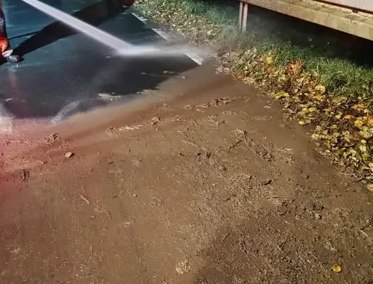 Błoto na jezdni w Sis — interwencja OSP Dragacz