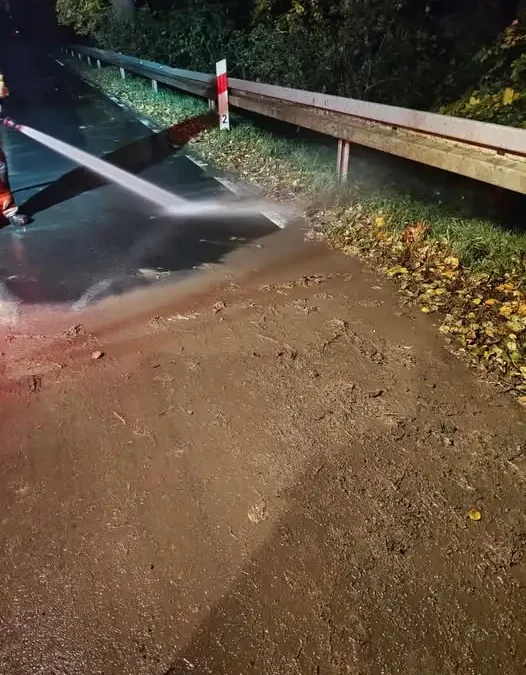 Błoto na jezdni w Sis — interwencja OSP Dragacz